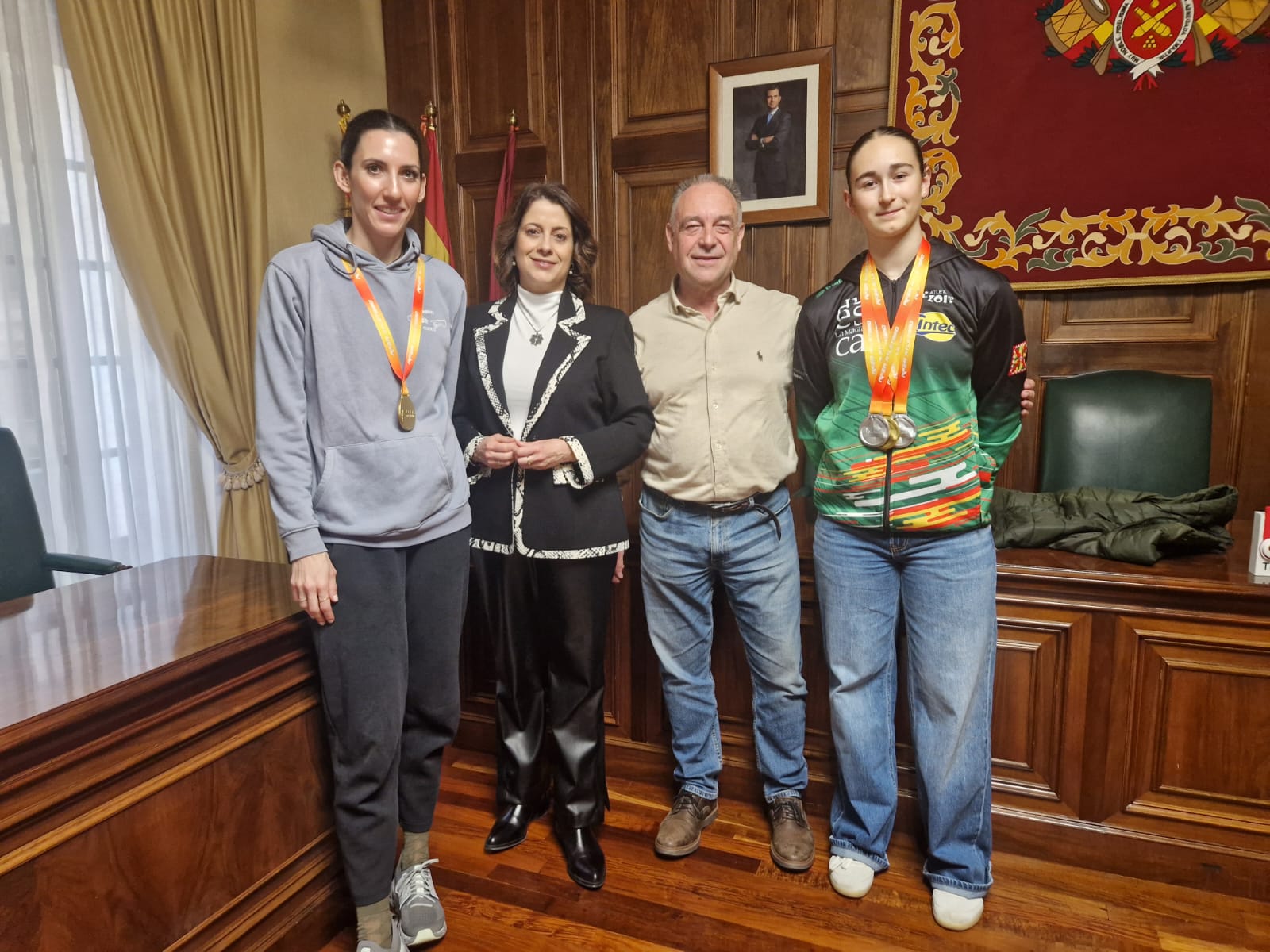 La alcaldesa recibe a las atletas Elena Martín y Belén Villarroya y destaca su papel como referentes del deporte turolense