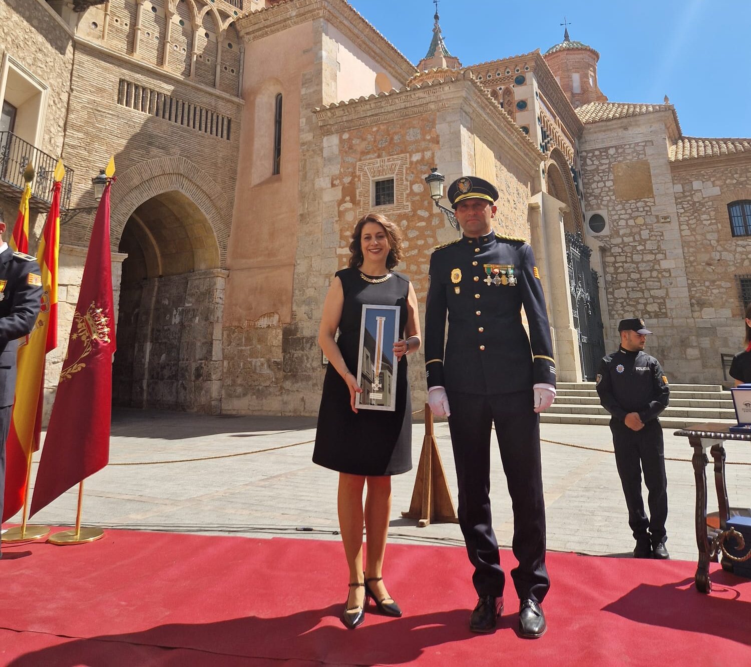 La alcaldesa Emma Buj recibe la Cruz de la Policía Local de Teruel en reconocimiento a su apoyo “constante y decisivo” al cuerpo