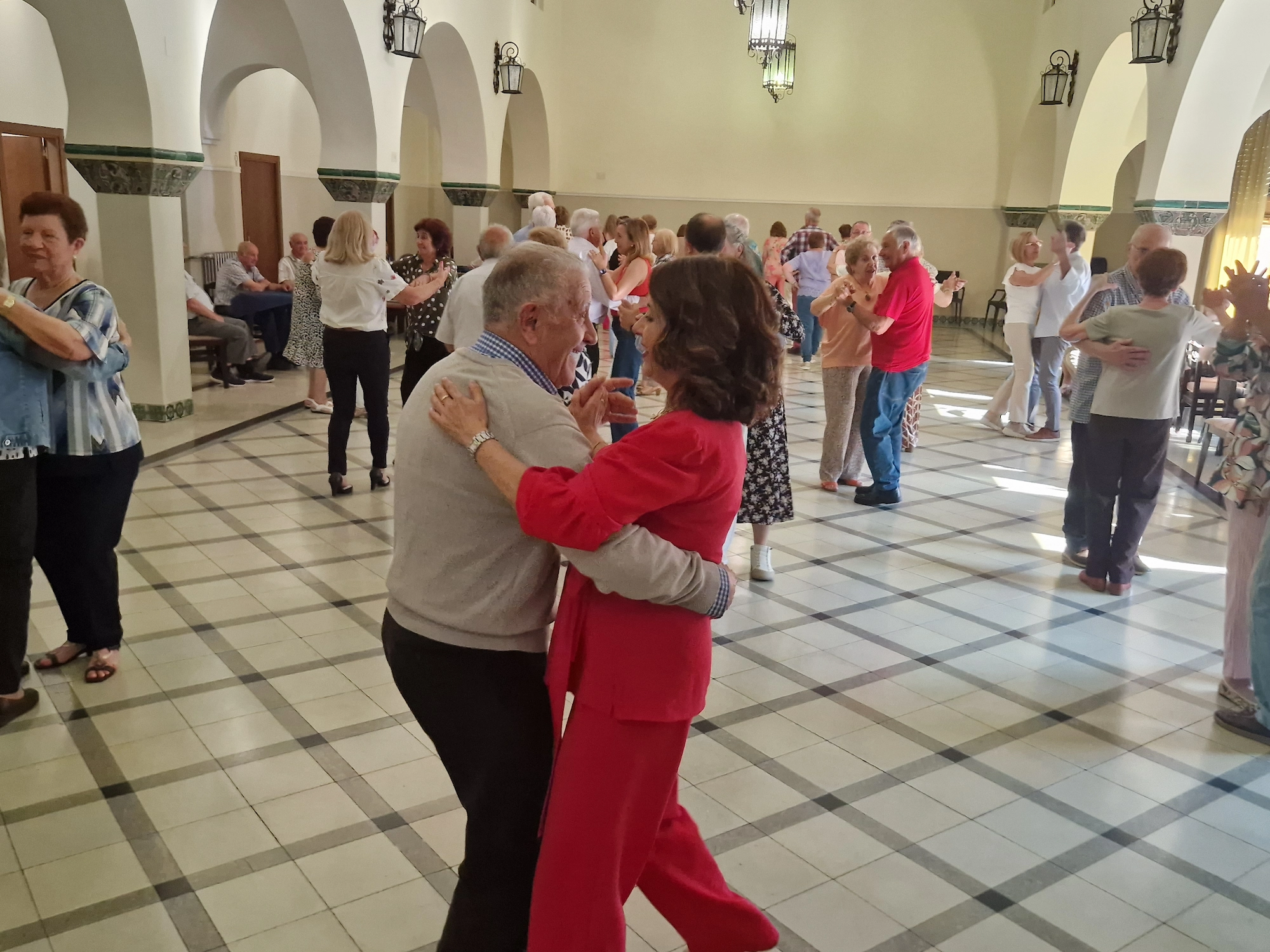 La alcaldesa Emma Buj se suma al baile de los mayores en el Casino de Teruel