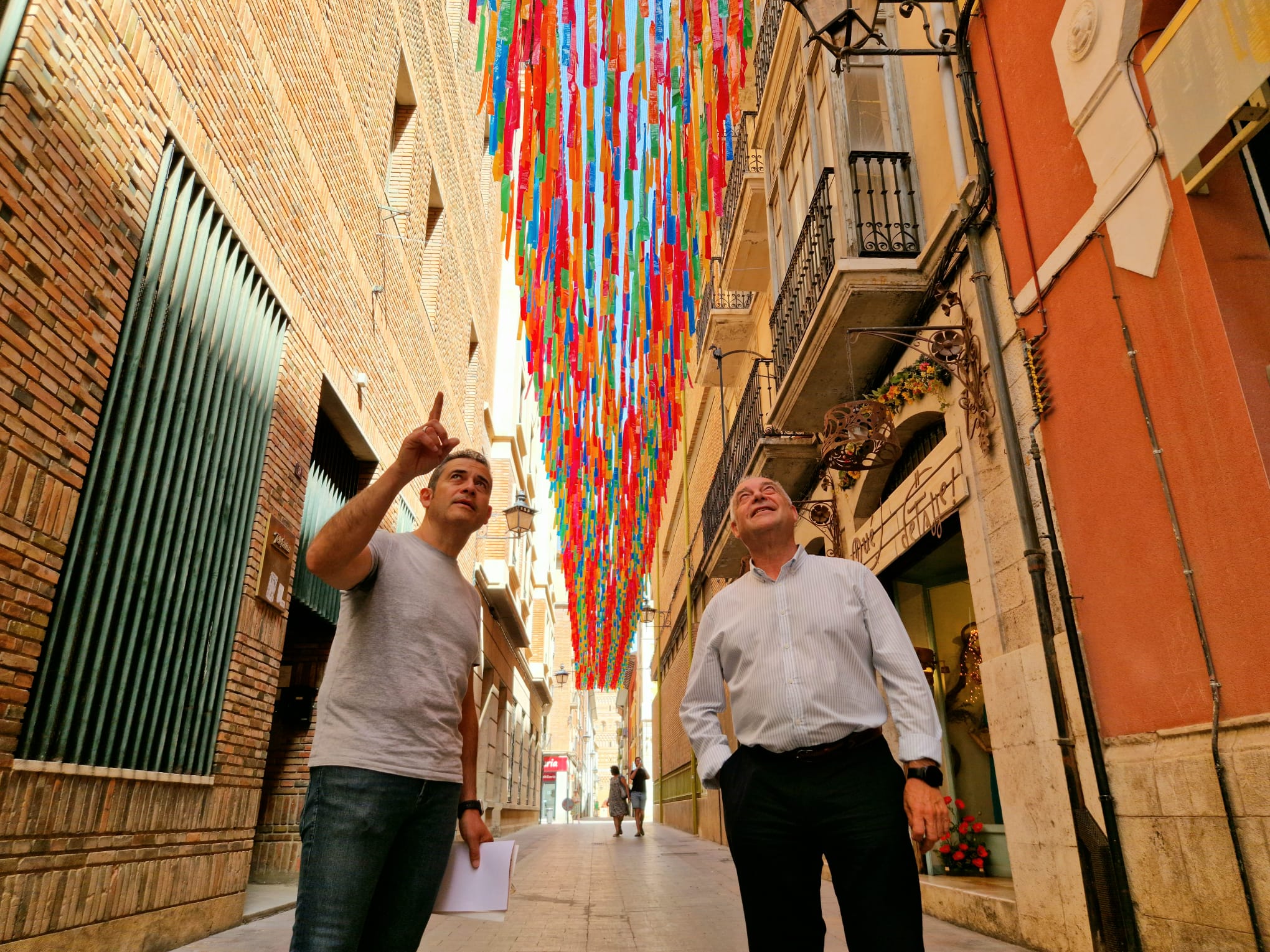 El Ayuntamiento instala ya los elementos decorativos de la Vaquilla que vestirán de luz y color las calles de Teruel