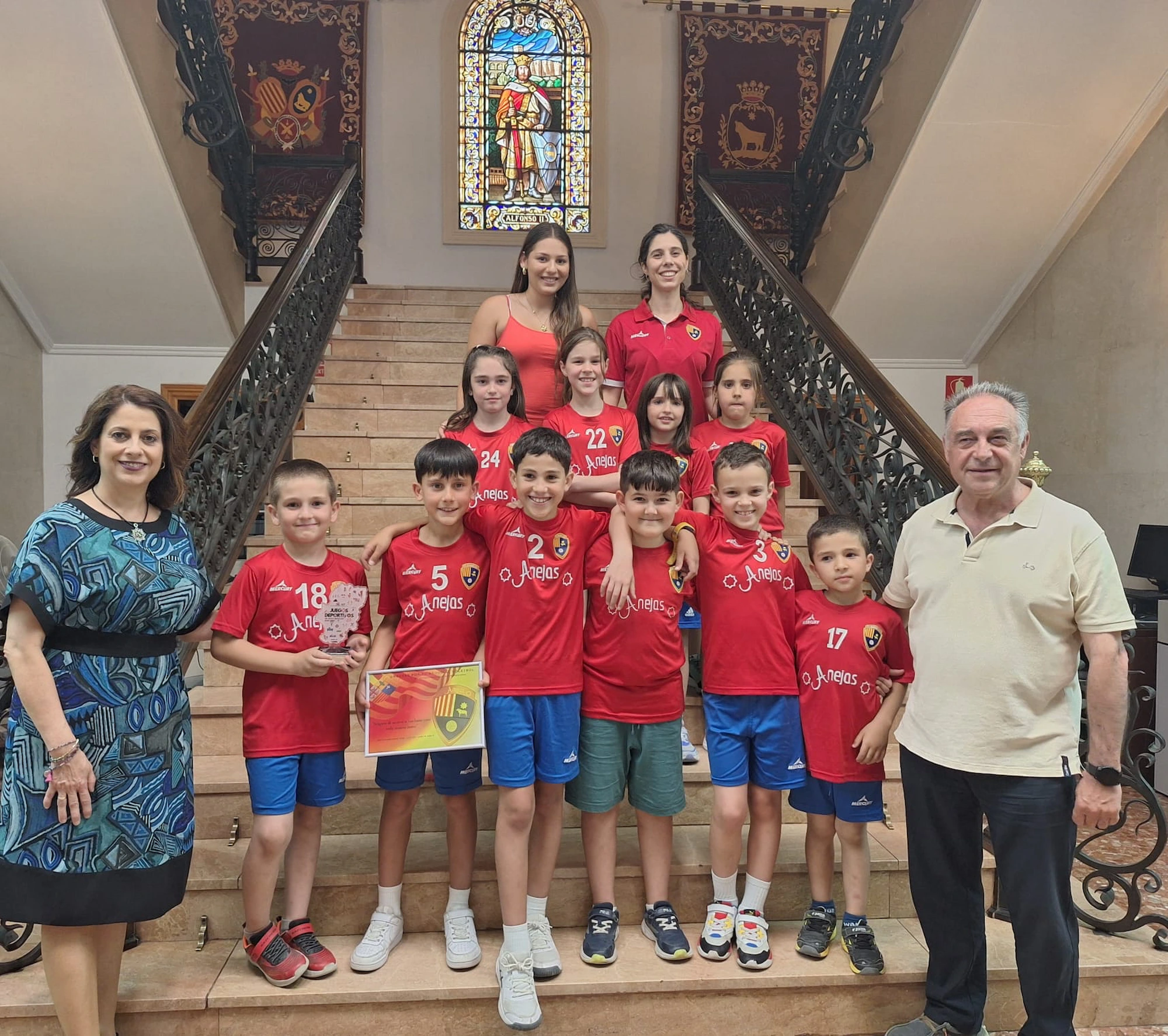 El Ayuntamiento recibe a los campeones de Aragón de minivoley del colegio Anejas