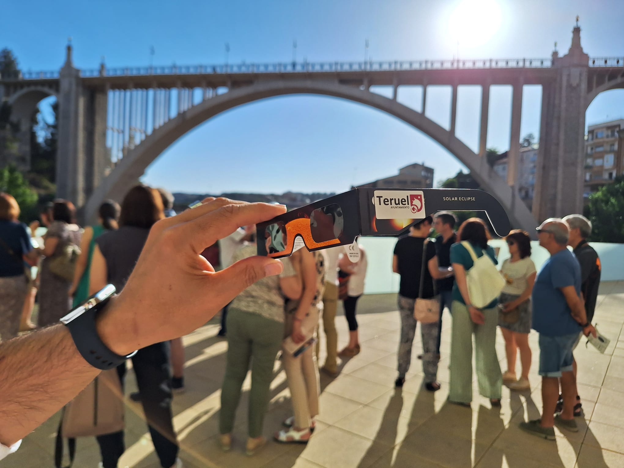 Teruel acerca la ciencia del eclipse solar a vecinos y visitantes con el programa "Luces y Estrellas"