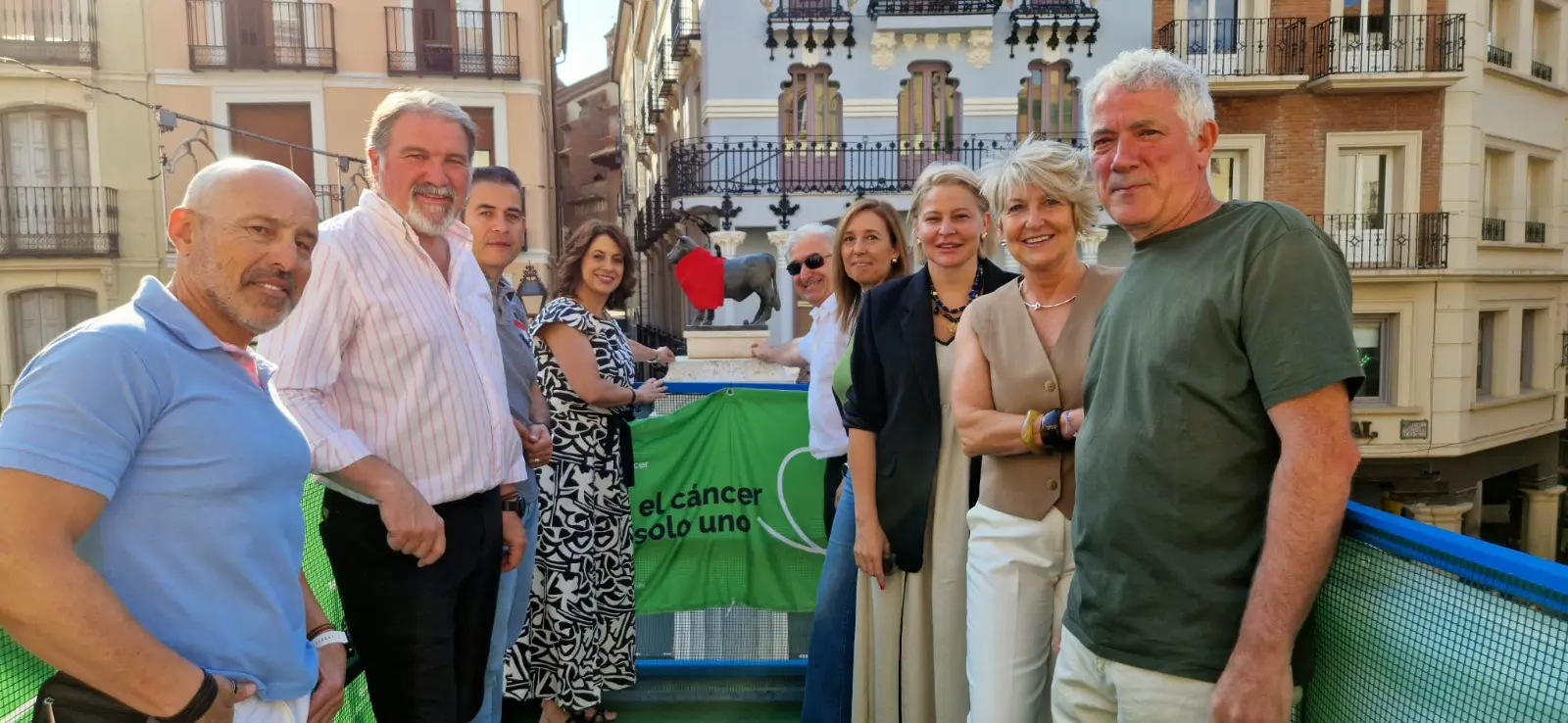 Un millar de turolenses se fotografía junto al Torico en una de las citas más emotivas de la Vaquilla