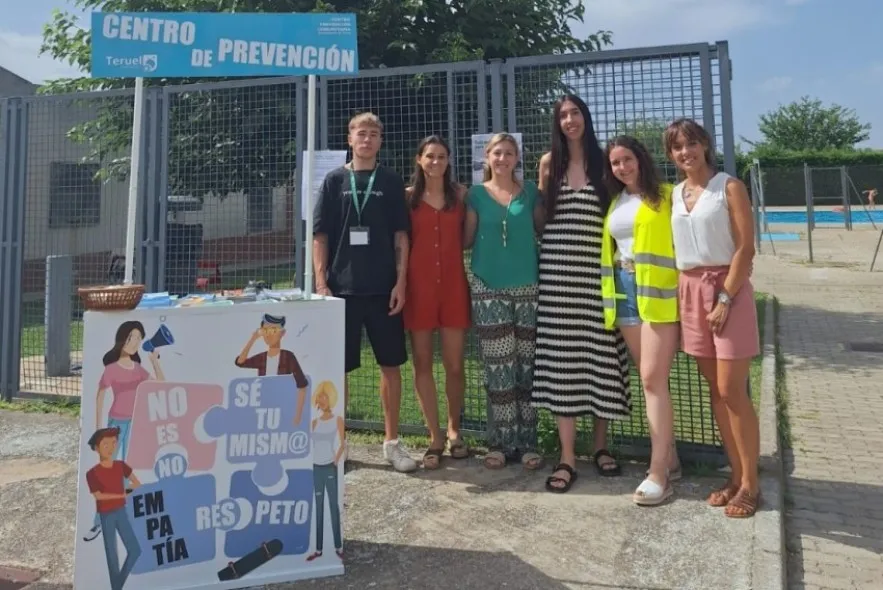 Teruel Saludable y la Asociación Española Contra el Cáncer acercan la prevención solar y frente al tabaquismo a las pis-cinas municipales