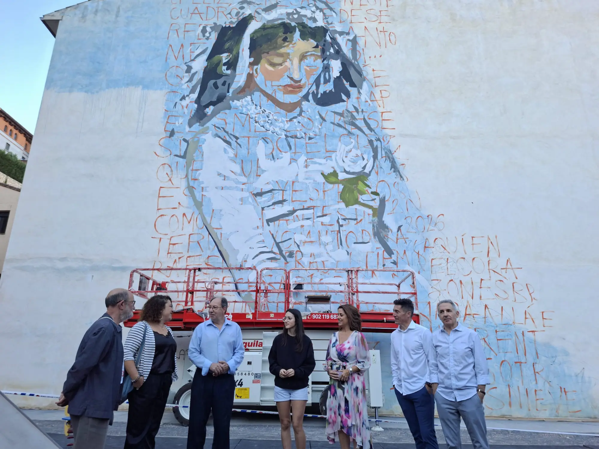El mural de Isabel de Segura comienza a transformar la fachada de la calle Valparaíso